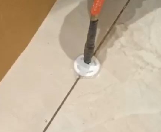 西华瓷砖空鼓维修公司专业解答瓷砖在铺贴过程中，如果没有涂抹均匀到位的粘结材料（如水泥砂浆或瓷砖胶），可能会导致以下问题