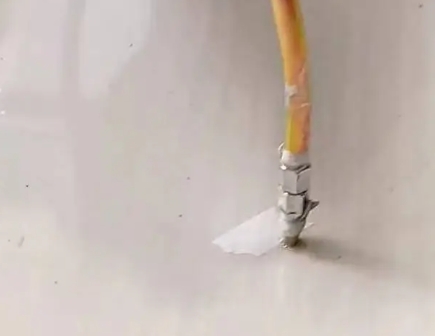 西华瓷砖空鼓维修公司专业解答在瓷砖铺贴过程中，如果使用的砂料过粗（如全部使用了粗砂），可能会导致以下问题