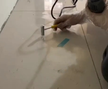 西华瓷砖开裂维修公司专业分享瓷砖在铺贴前如果没有沥干水分，将会导致以下问题