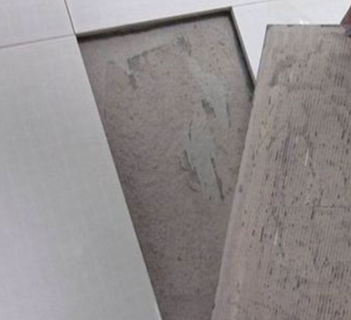 西华瓷砖空鼓维修公司分享瓷砖铺贴时如果打浆（即涂抹在瓷砖背面和基层上的砂浆或瓷砖胶）过少，会带来以下问题